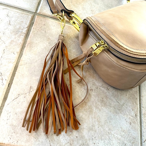 Sandy/Tan Steve Madden Purse with Gold Hardware - Picture 3 of 9